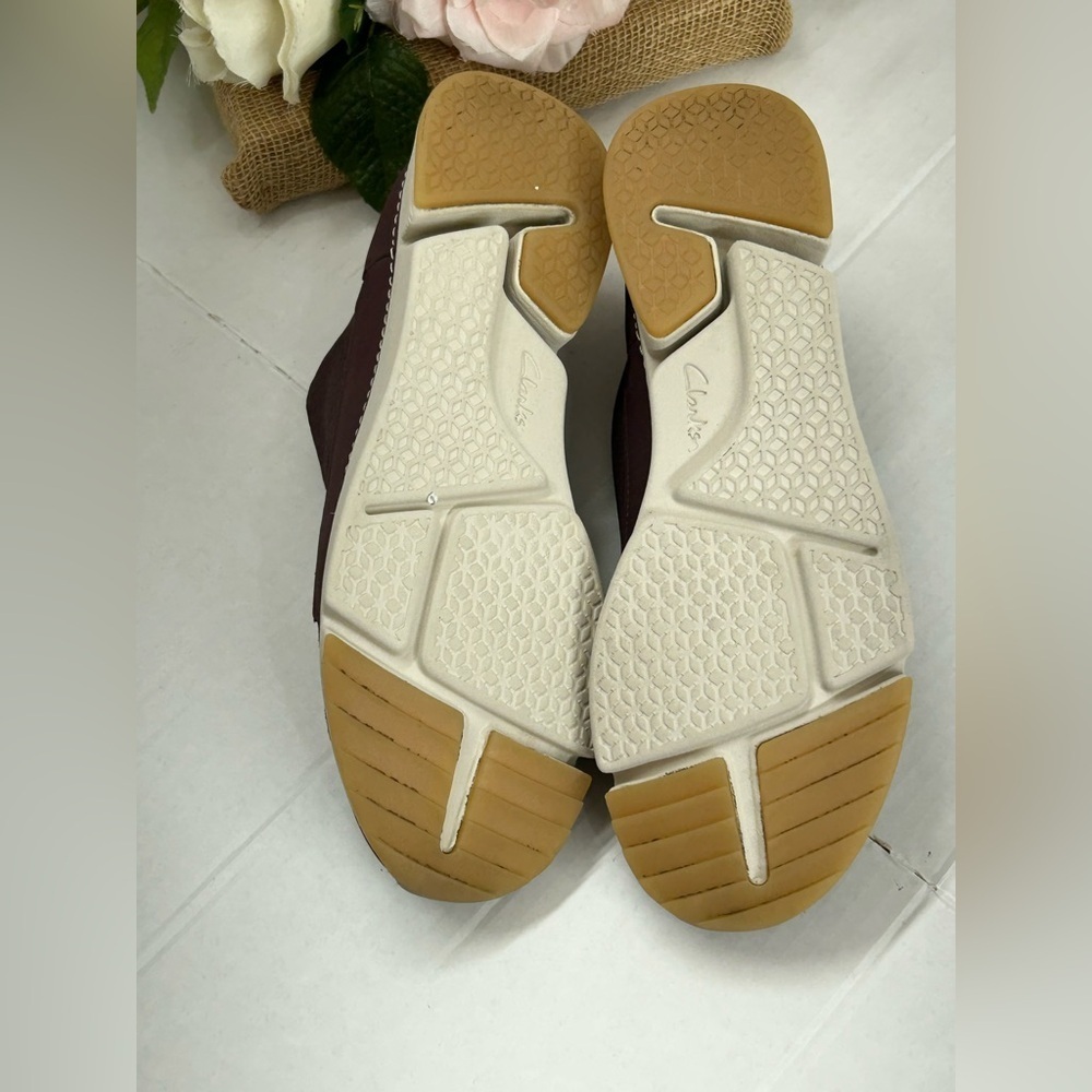 Clarks Dark Brown Sneakers with Light Pink Laces - Picture 5 of 6